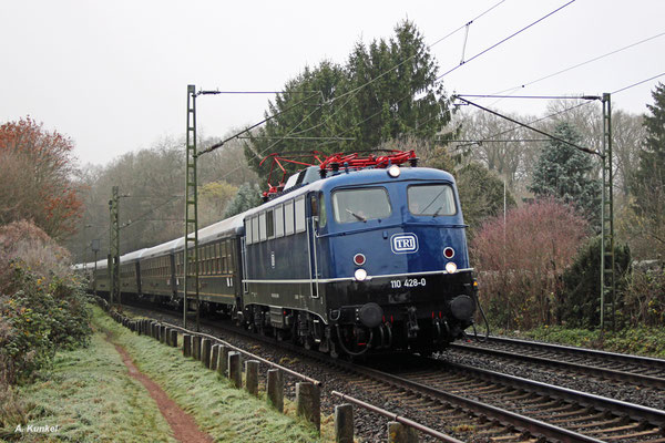 110 428 von TRI legt sich am 02. Dezember 2017 mit ihrem Classic Courier in Hanau Wilhelmsbad in die Kurve.