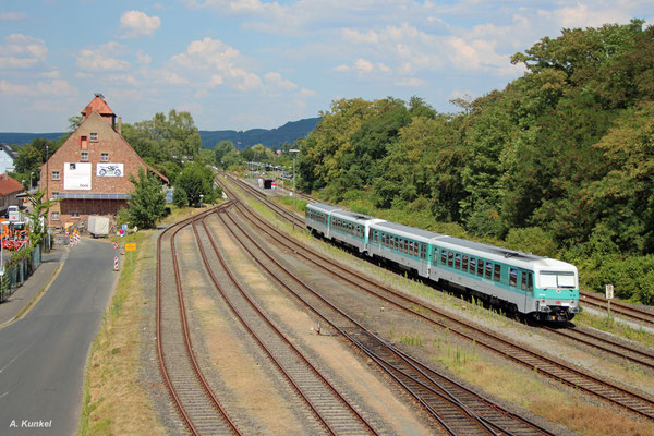 "Maria" und "Anna" der Westfrankenbahn fahren am 25. Juli 2018 gemeinsam als RE 4388 nach Aschaffenburg Hbf. Gerade erreicht das Gespann aus 628 486/673 und 628 436/526 den Bahnhof Elsenfeld.