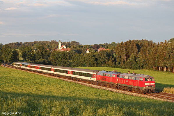 Am Abend des 18. Juli 2020 ziehen 218 428 und 430 bei Wohmbrechts ihren EC nach Lindau.