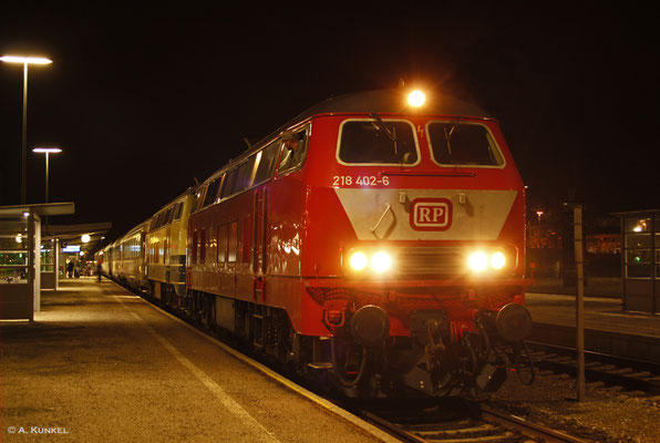 218 402 von RP Railsystems bringt am Abend des 02. März 2019 gemeinsam mit 218 460 den EC 190 nach Lindau. Pünktlich erreicht der Zug Kempten Hbf.