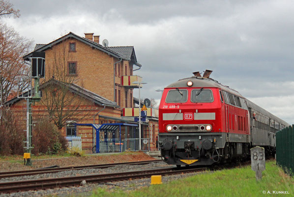 218 488 verlässt mit ihrem "80er-Jahre-Eilzug" Hainstadt (Kr. Offenbach) in Richtung Alsfeld. Wie gut hätte die ursprünglich geplante orientrote 218 402 zum Motto der Sonderfahrt gepasst... (09. Dezember 2018).