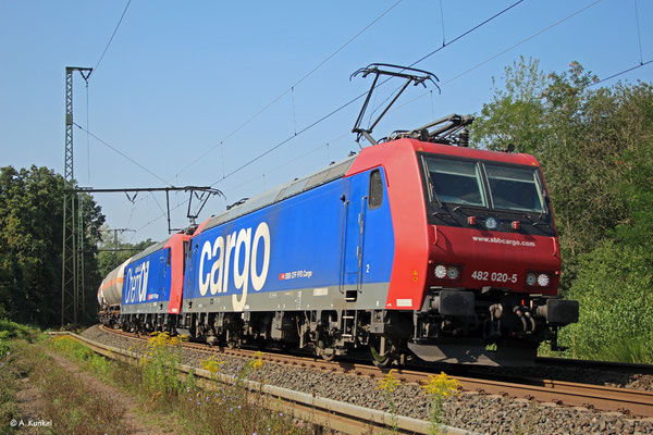 Am 26. August 2019 sind 482 020 und 482 028 "Chemoil" in den Heideäckern in Hanau unterwegs.