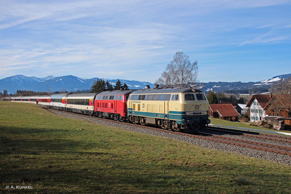 218 460 und 218 402 am 03. März 2019 vor EC 191 nach München bei Waltenhofen. Nächster Halt ist in wenigen Minuten Kempten.