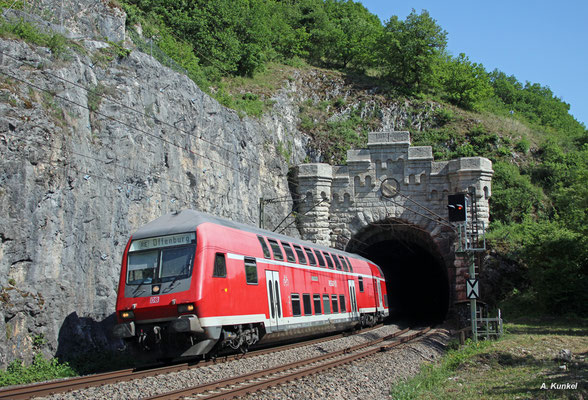 RE 17026 verlässt am 07. Mai 2018 den Tunnel durch den Isteiner Klotz, in dessen Innerem sich noch alte Bunkeranlagen befinden. Am Zugende schiebt 146 113.