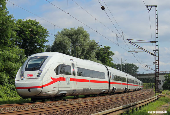 ICE4-Triebzug 213 hat seinen Mundschutz bereits abgelegt, als er am 19. Juli 2021 durch Hanau kommt.