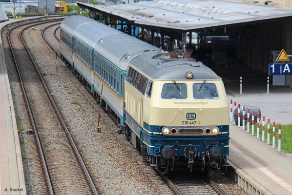 218 447 steht abfahrbereit mit ALX 84156 nach Oberstdorf am Bahnsteig in Immenstadt (10. Mai 2018).