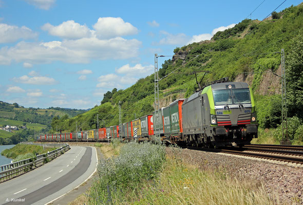 BLS-Vectron 475 405 legt sich am 20. Juni 2018 zwischen Lorch und Assmannshausen in die Kurve.