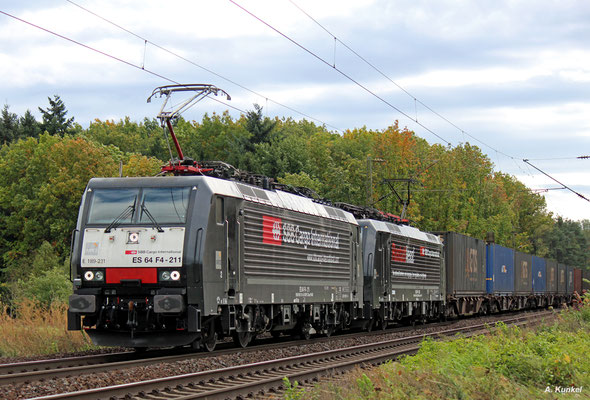 189 211 und 189 290 ("Rastattless"), beide vermietet an die SBB Cargo, bringen mit vereinten Kräften einen Containerzug durch Bischofsheim (05. Oktober 2017).