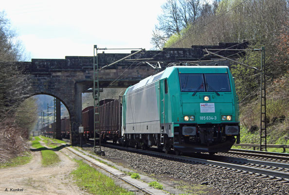 185 634 ist unterwegs für die "Holzlogistik und Güterbahn GmbH, Bebra", HLG. Am 30. März 2017 kommt die Lok nach Schlüchtern.