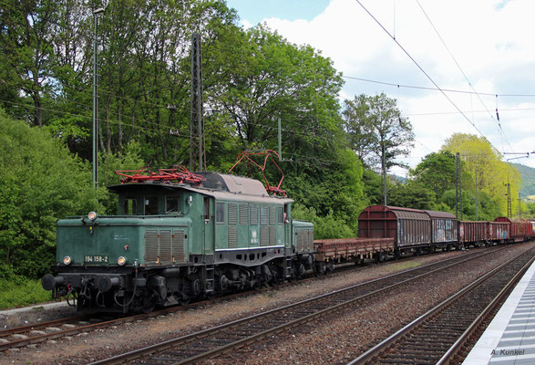 194 158 hat mit ihrem Fotogüterzug nach der Talfahrt den Bahnhof Laufach erreicht (25. Mai 2017).