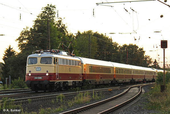 113 309 und 110 428 (am Zugschluss) erreichen am 16. August 2018 gemeinsam mit einem TEE Aschaffenburg Hbf.