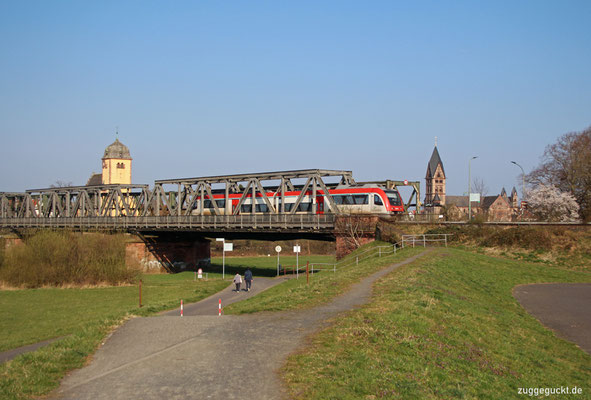 615 602 (Vias VT 102) poltert am 24. März 2022 als VIA 25271 über die Auheimer Mainbrücke.