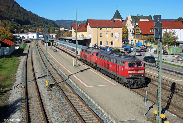 218 476 und 218 343 verlassen am 10. Oktober 2018 mit IC 2012 "Allgäu" Immenstadt.