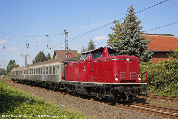 212 133 mit einer Wagenüberführung nach Crailsheim am 17. September 2023 in Hanau-Großauheim.