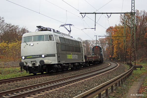103 222 von Railadventure überführt am 21. November 2018 einige SBB-Fahrzeuge nach Basel. Hier fährt der Zug in der Einfahrt von Hanau Hbf.
