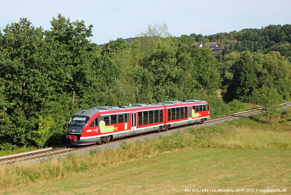 642 625 / 642 125 der Westfrankenbahn wirbt für nachhaltigen Biokraftstoff. Am 22.07.2023 pendelt der Zug als RB zwischen Hanau und Schöllkrippen, hier bei Mömbris.