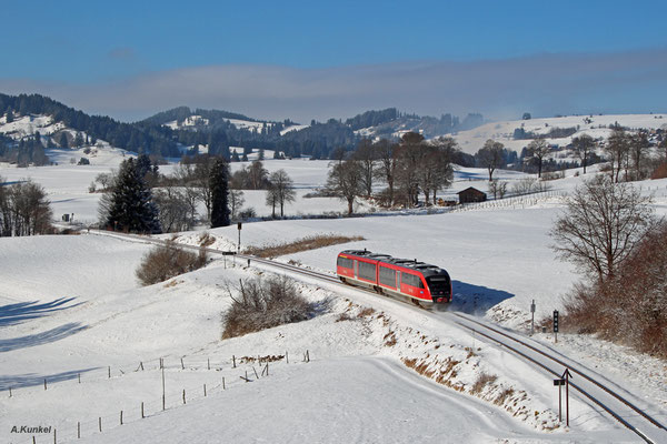 642 212 ist am 3. Januar 2017 als RB 5478 nach Kempten unterwegs im herrlichen Allgäu. Soeben hat der Zug den Bedarfshalt von Maria Rain hinter sich gelassen.