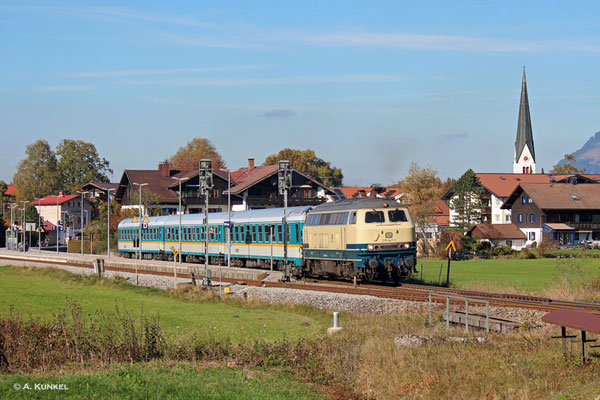 Nachmittags verlässt die 218 447 am 08. Oktober 2018 mit ALX 84158 den Bahnhof von Fischen im Allgäu.