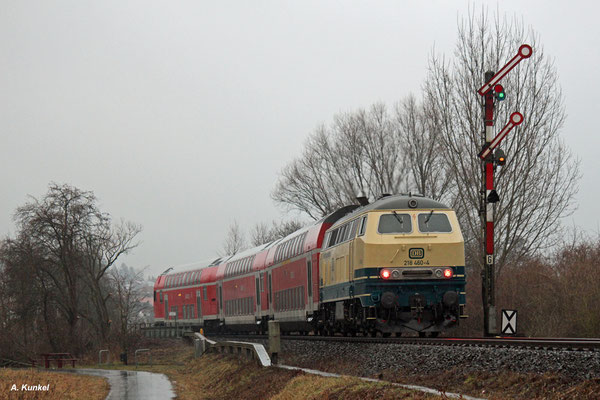 Im Januar 2017 kehrt wegen Desiro-Mangels die 218 für eine Woche auf das Stockheimer Lieschen zurück. 218 460 der Westfrankenbahnm übernimmt einige Leistungen zwischen Frankfurt und Stockheim. Am 30. Januar 2017 passiert sie das verregnete Einfahrsignal.