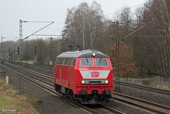 Am 20. Februar 2020 ist 218 402 bei Langenselbold auf dem Weg zu Fristarbeiten nach Gotha. 