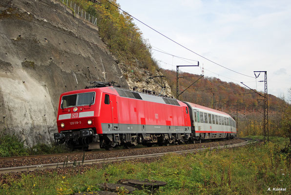 120 119 hat IC 118 nach Münster am Haken, als sie am 21. Oktober 2017 die Geislinger Steige hinabrollt.