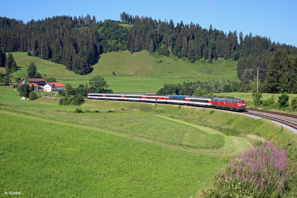 218 430 und eine Schwesterlok mit einem EC am 18. Juli 2020 in Harbartshofen.