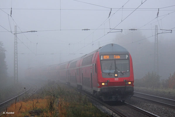 Der Morgen des 18. Oktober 2017 verhieß gutes Wetter und Sonnenschein. Doch in Wirtheim im Kinzigtal angekommen zeigte sich eine dicke Nebelsuppe, durch die der RE nach Fulda sich kämpfen muss.