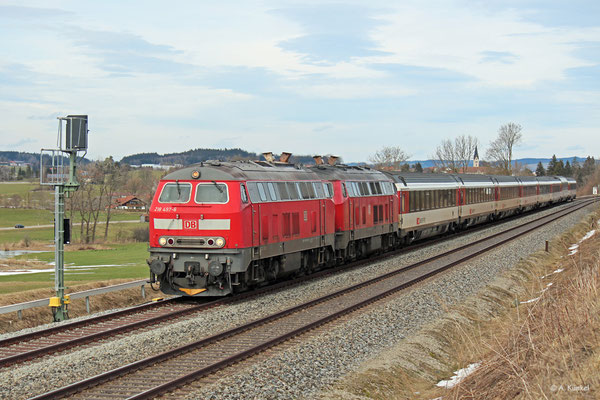 218 497 und 218 498 haben am 03. März 2019 bei Waltenhofen den EC 194 am Haken. Nächster Halt ist Lindau, wo sie den Zug verlassen und an eine Re420 der SBB übergeben werden.