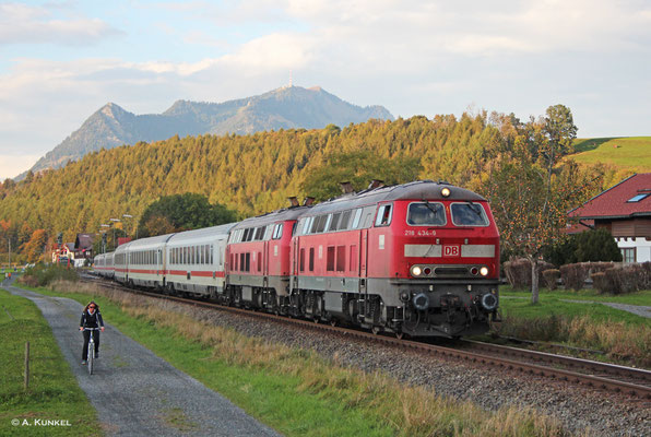 Nur wenige Minuten vor Durchfahrt der 218 434 und 218 343 vor IC 2013 "Allgäu" aus Minden ist die Sonne am 06. Oktober 2018 bei Altstädten hinter den Bergen verschwunden.