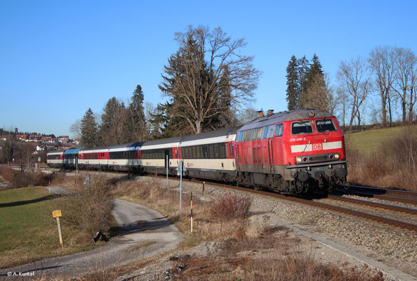 218 418, die ehemalige Touristik-218, mit EC 194 am 2. Januar 2020 bei Martinszell im Allgäu.