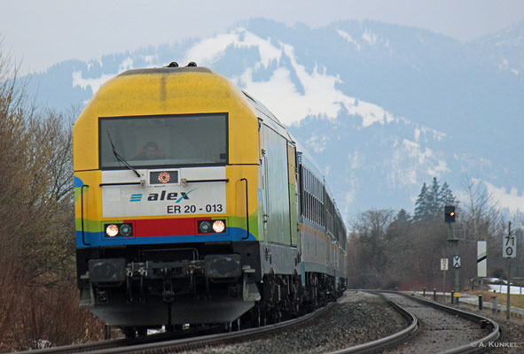 Am 02. März 2019 hängt ALX 84105 nach München hinter 223 013, als sie sich bei Waltenhofen in die Kurve legt.