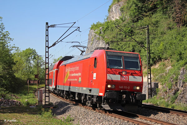 146 111 trägt Reklame für das Baden-Württemberg-Ticket. Am 07. Mai 2018 wird die Lok vor RE 5341 gleich Istein durchfahren.