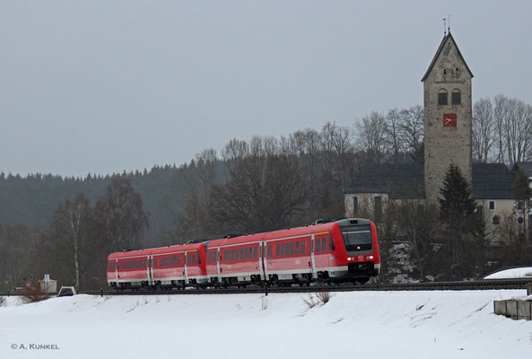 612 153 und ein weiterer 612 fahren am 01. März 2019 als RE 3882/3982 nach Ulm. Im strömenden Regen passieren sie die Kirche von Stein bei Immenstadt.