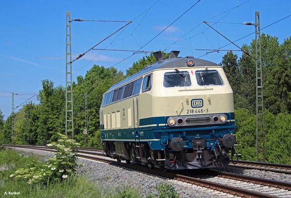 218 446 von DB Regio Kempten fährt am 19. Mai 2020 frisch lackiert als Zug 71349 von Siegen nach Kempten, hier bei Bruchköbel.