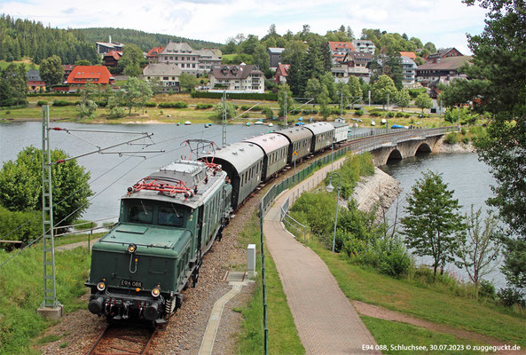 E94 088 verlässt am 30.07.2023 Schluchsee in Richtung Titisee.