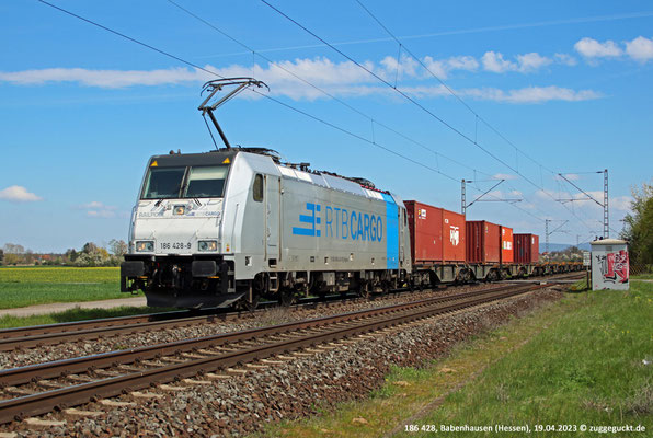 Der 19.04.2023 war einer der wenigen Tage im April, an dem das Wetter sich auch einmal von der schönen Seite zeigte. 186 428 im Einsatz für die Rurtalbahn kommt an diesem Tag durch Babenhausen.