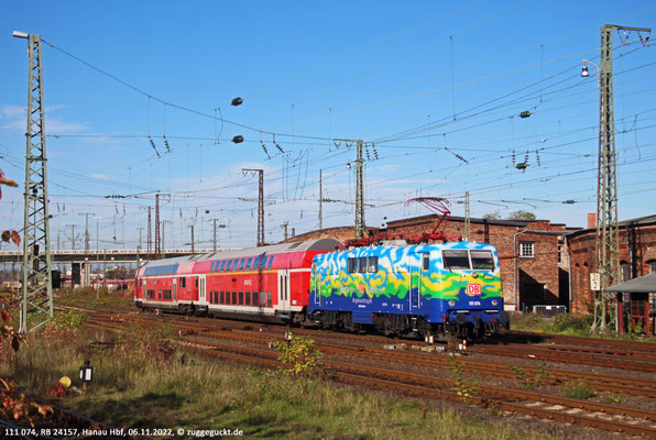 111 074 mit RB 24157 am 6. November 2022 in Hanau Hbf.