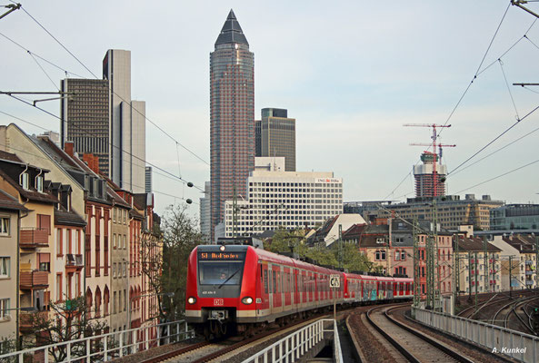 423 434 ist am Abend des 22. April 2018 mit einem weiteren 423 auf der Linie S3 nach Bad Soden unterwegs, als er den Bahnhof Frankfurt West erreicht.