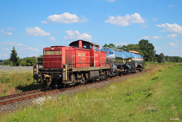 Wegen Bauarbeiten wurde die Übergabe von/zur Firma Sappi in Stockstadt (Main) am 12.06.2020 über Babenhausen und Hanau umgeleitet. So kommt 294 877 mit ihren beiden Kesselwagen nach Hainstadt (Kr. Offenbach).