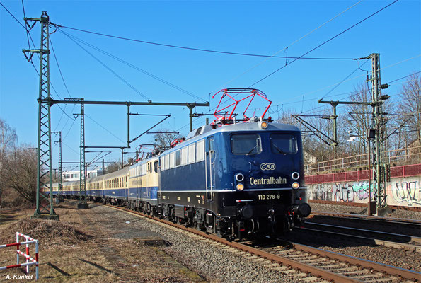 Am 24. Februar 2018 ist der Krokus-Express Den Haag - Bludenz als Centralbahn-Sonderzug mit 110 278 und 110 383 unterwegs, hier bei der Einfahrt in Hanau Hbf.