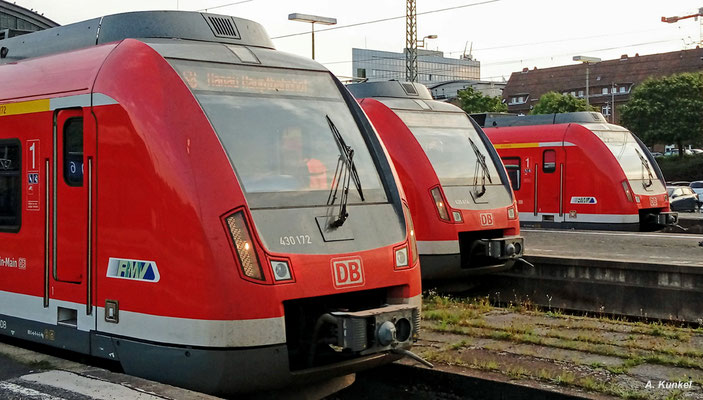 Familientreffen in Wiesbaden Hbf: Am 25. August 2017 treffen sich 430 172, 430 614 und 430 600 an den Bahnsteigen (Handyfoto).