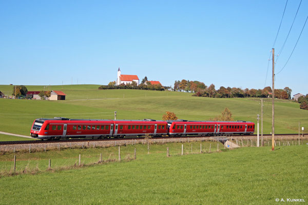 Als sich RE 3290 / 3390 aus 612 077 und 612 059 am 05. Oktober 2018 in Görwangs in die Kurve legt, ist die Sonne für dieses Motiv leider schon zu weit gewandert.