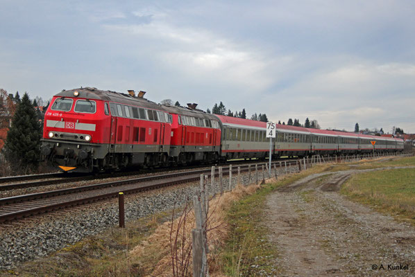 218 429 der DB bringt am 3. Januar 2020 gemeinsam mit der von RP angemieteten 218 488 dem IC 119 nach Lindau, hier bei Martinszell.