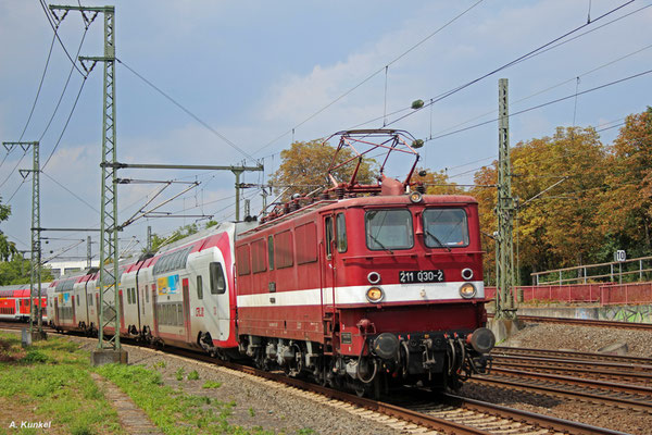 211 030 überführt am 04. August 2018 einen CFL-Triebzug Richtung Berlin. In Hanau tragen die Bäume hitzebedingt Anfang August schon das Herbstkleid.