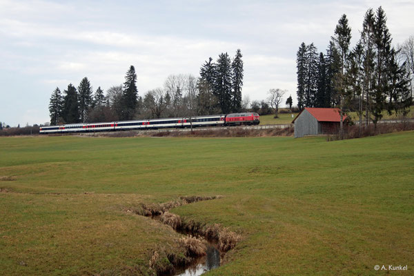 Eine 218 vor EC 194 am 3. Januar 2020 bei Martinszell.