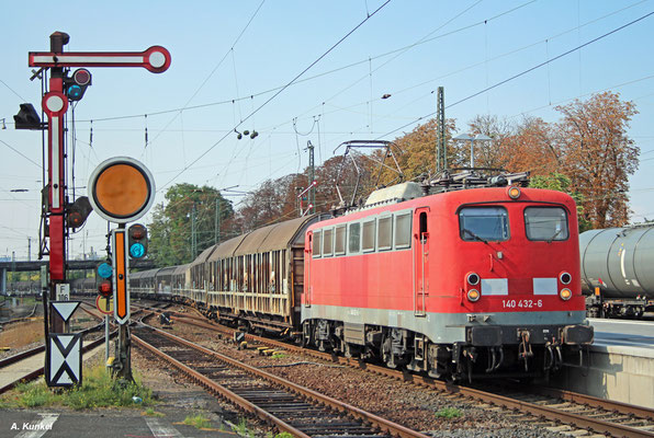 Wegen Bauarbeiten in Babenhausen wurde der "Henkel-Zug" im Sommer 2018 einige Zeit über Hanau umgeleitet. Am 05. September zeigt sich 140 432 an den Formsignalen in Hanau Hbf.