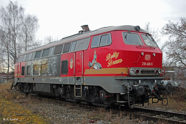 Auch 218 469 wurde von der DB im Winter 2019/20 zur Deckung des umleiterbedingten Mehrbedarfs an 218 angemietet. Doch Flachstellen über dem Grenzmaß führten die Lok in Memmingen aufs Abstellgleis, wo sie mehrere Tage lang stand, so auch am 4. Januar 2020.