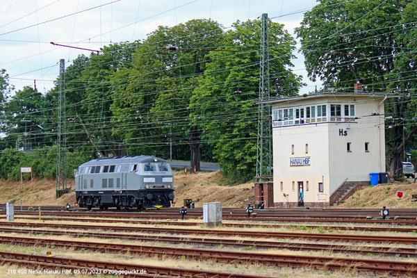 Nachdem 218 468 am 05.07.2023 einen Bauzug von Hanau nach Mainz gebracht hat, kehrt die Lok Lz wieder nach Hanau zurück. Bei der Einfahrt ist eine der vielen Wolken, die an diesem Tag unterwegs waren, natürlich zur Stelle.