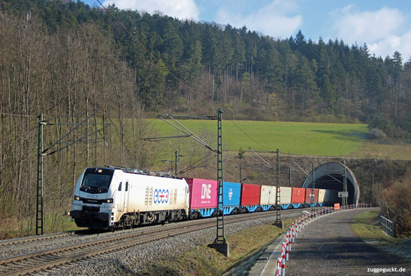 159 218 von ecco-rail verlässt am 13. April 2021 den Ramholz-Tunnel.