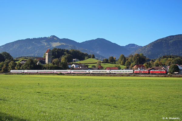 Für IC 2012 "Allgäu" sind zwei 218er-Dieselloks zuständig. Hier passiert der Zug am 04. Oktober nur wenige Minuten nach IC 2084 die Kirche von Immenstadt-Stein.